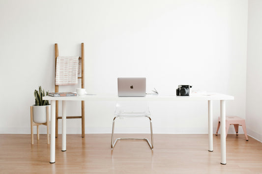 ✨ EP.8 – Minimalism at Work: Less Desk, More Focus